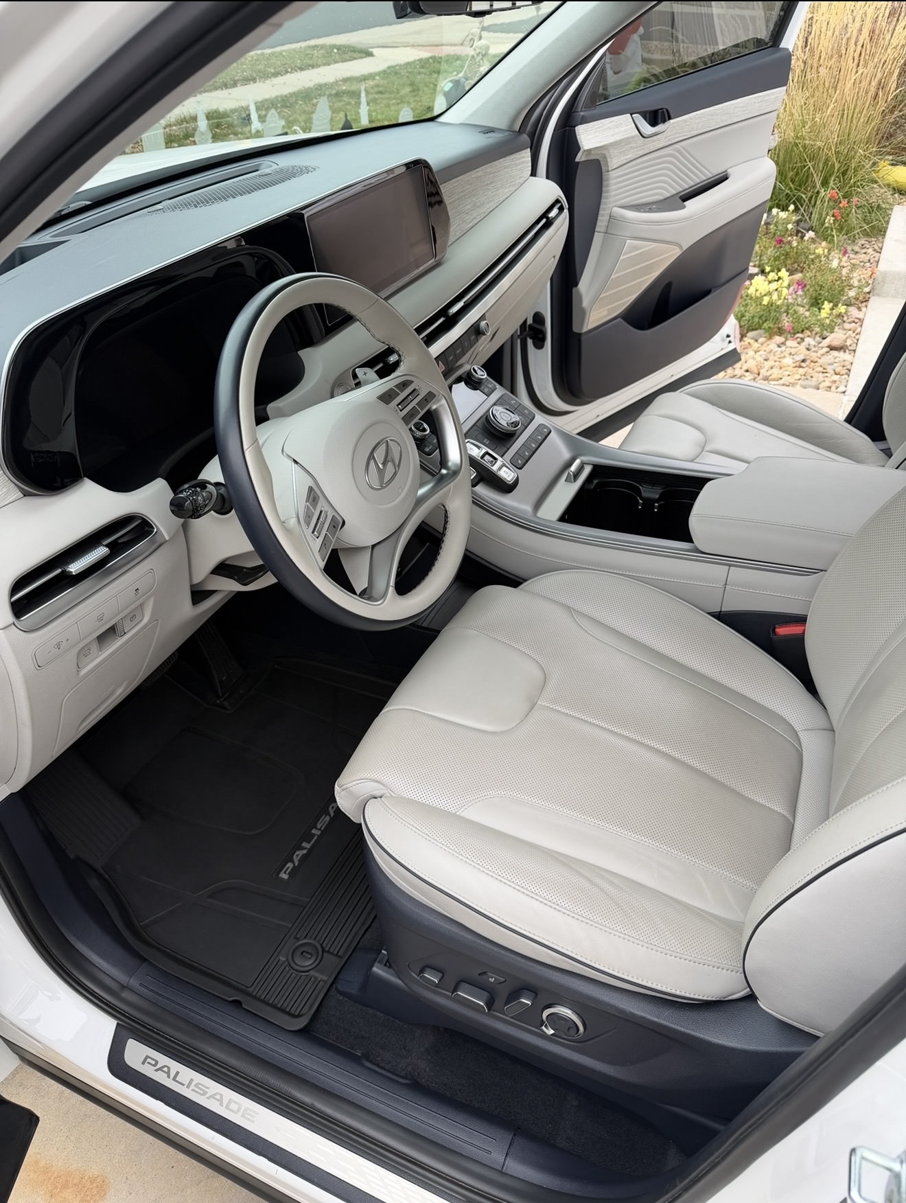 The same 2023 Hyundai Palisade interior after a full detail